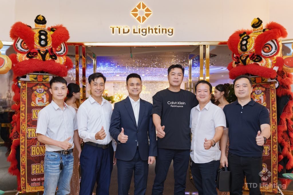 ttd lighting khai truong sieu thi den trang tri tai vincom long bien 11