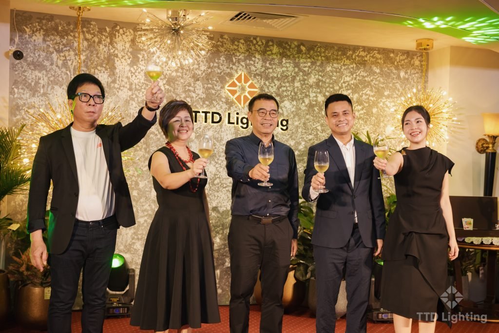 ttd lighting khai truong sieu thi den trang tri tai vincom long bien 36