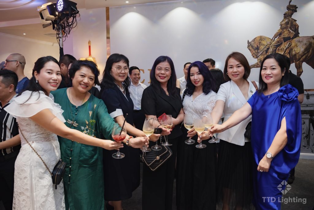 ttd lighting khai truong sieu thi den trang tri tai vincom long bien 37