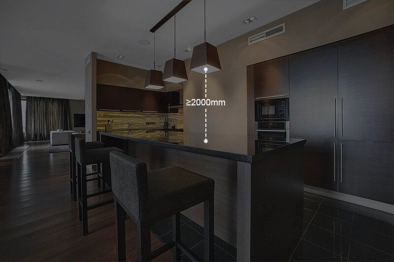 Nhà bếp hiện đại với đảo bếp rộng, chiều cao đèn ≥2000mm, ghế quầy bar, tủ bếp tối màu, ánh sáng tự nhiên.