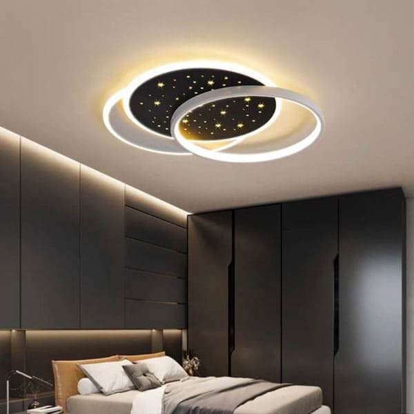 Đèn trần hiện đại với thiết kế vòng tròn phát sáng trong phòng ngủ sang trọng, nội thất tối giản.