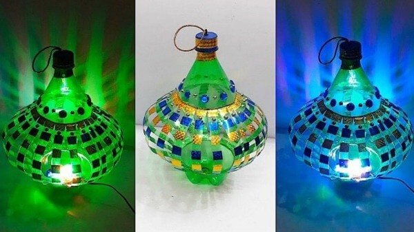 Đèn trang trí làm từ chai nhựa tái chế, tạo hiệu ứng ánh sáng màu sặc sỡ với các họa tiết hình học sống động.