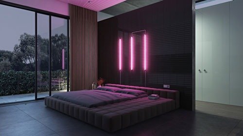 Phòng ngủ hiện đại với giường thấp, ánh sáng neon hồng, cửa kính lớn và phong cảnh ngoài trời.