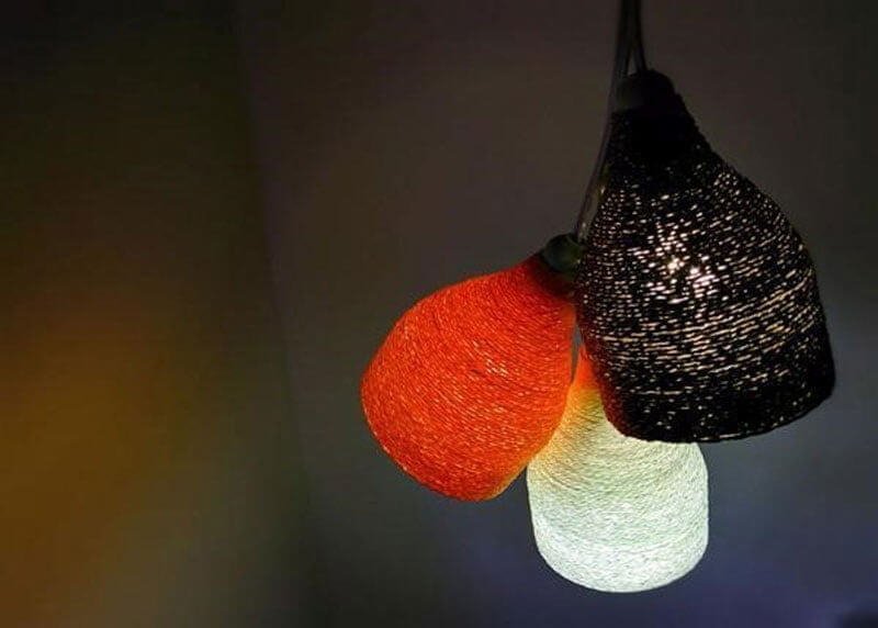 Đèn treo nhiều màu sắc với chụp đèn đan sợi tạo hiệu ứng ánh sáng đẹp mắt trong không gian tối.