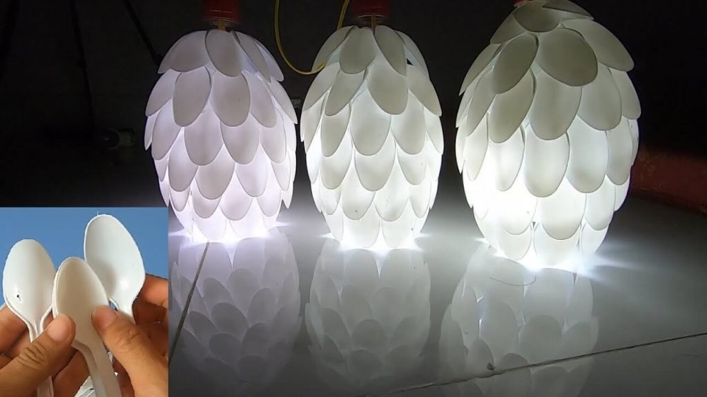 Đèn trang trí DIY làm từ muỗng nhựa tái chế, tạo hình độc đáo và đẹp mắt khi chiếu sáng trong bóng tối.