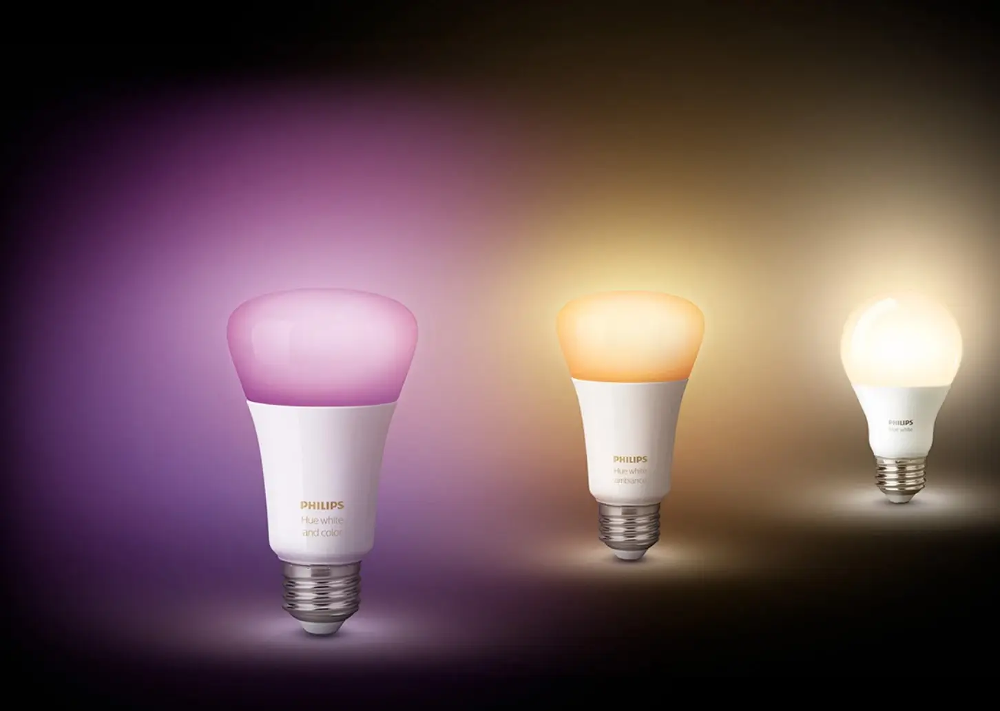 Ba bóng đèn thông minh Philips Hue với ánh sáng màu sắc khác nhau tạo nên không gian chiếu sáng hiện đại và linh hoạt.
