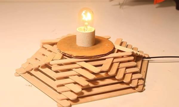 Tác phẩm nghệ thuật từ que kem: Đèn DIY độc đáo với thiết kế tổ ong sáng tạo, mang đến ánh sáng ấm áp và cá tính.