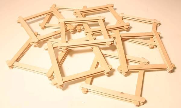Xếp hình sáng tạo bằng que gỗ ép thành nhiều hình dạng độc đáo, ý tưởng DIY thú vị cho người yêu thích nghệ thuật và sáng tạo.
