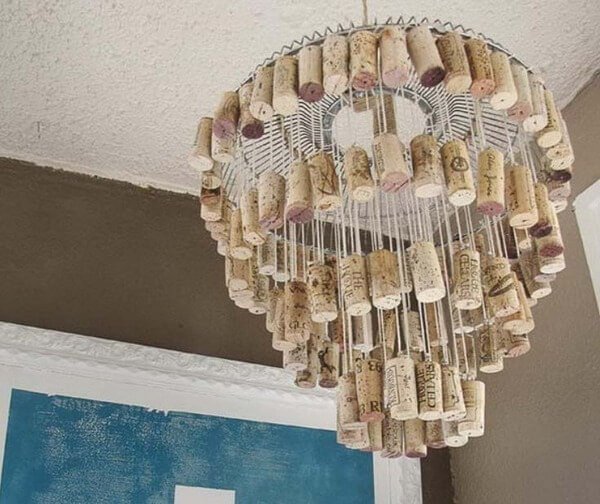 Đèn chùm làm từ nút bần tái chế, treo trên trần, tạo phong cách trang trí sáng tạo cho không gian nội thất.
