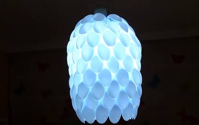 Đèn chùm DIY sáng tạo làm từ muỗng nhựa, ánh sáng xanh lam, thân thiện với môi trường và phong cách trang trí độc đáo.