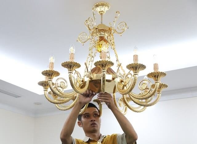 Hướng dẫn chi tiết các bước lắp đèn chùm trần thạch cao