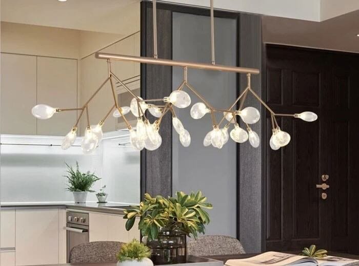 Đèn chùm hiện đại treo trần nhà bếp, kiểu dáng sang trọng với bóng đèn hình giọt nước, tạo điểm nhấn nổi bật cho không gian.