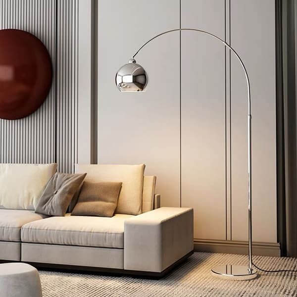 Đèn sàn hiện đại bằng kim loại bên ghế sofa và tường trang trí đơn giản trong phòng khách sang trọng.