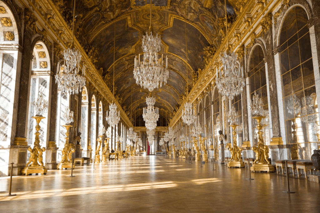 đèn chùm đắt nhất thế giới tại Cung điện Versailles với ánh sáng phản chiếu