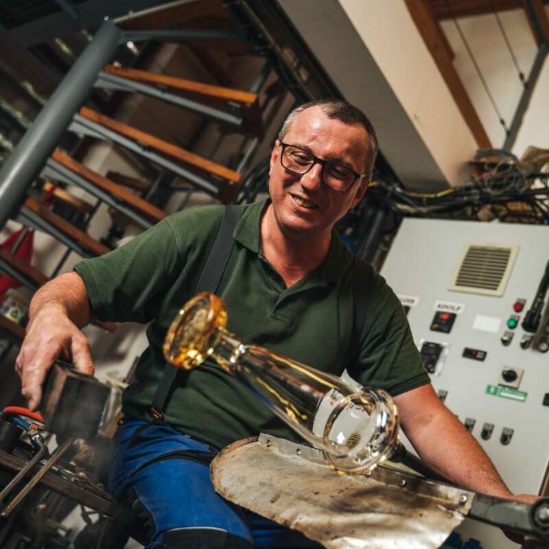 Vì Sao Đèn Châu Âu Lại “Đắt Giá”?