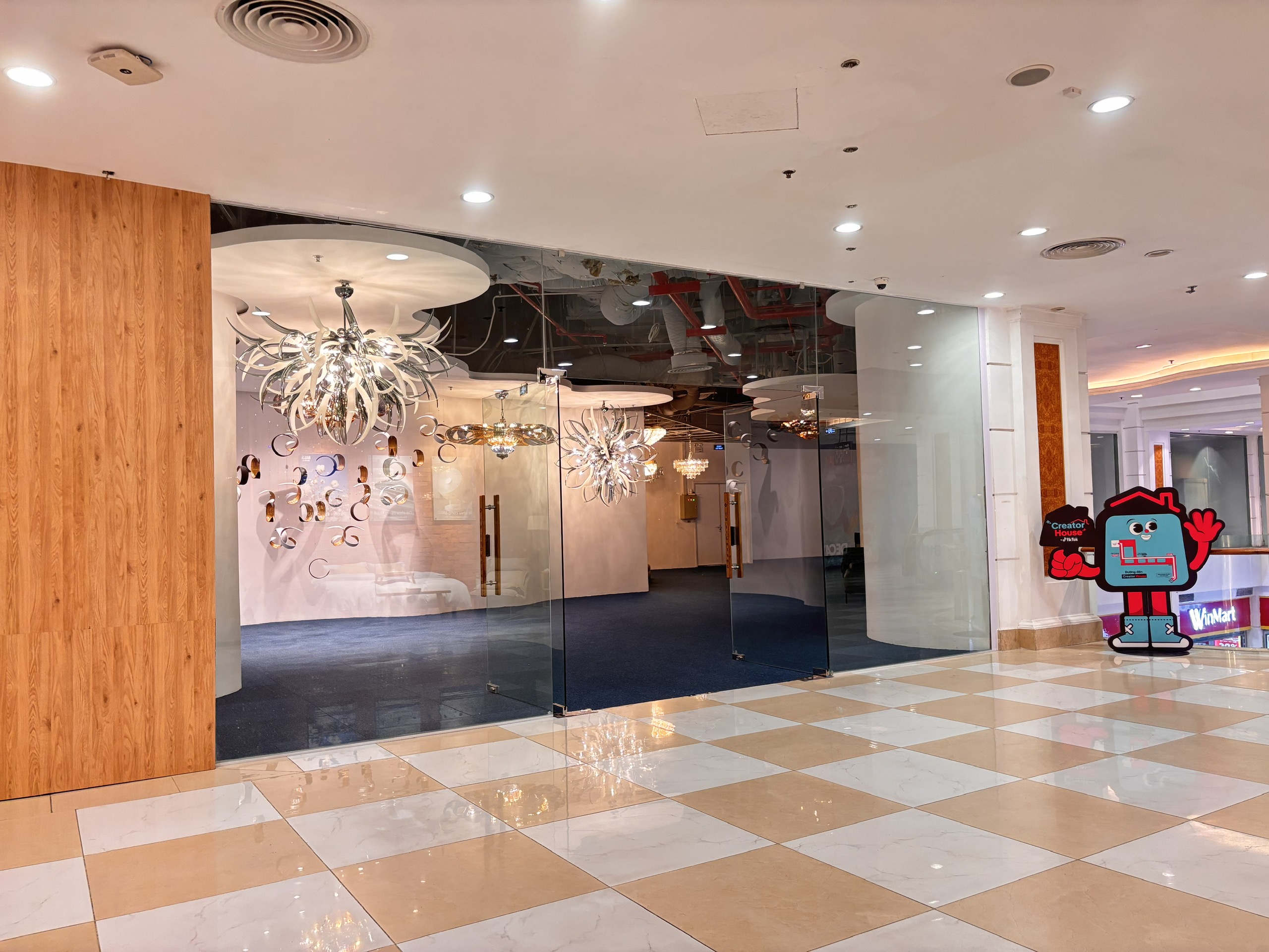 showroom td lighting r4 vincom royal city