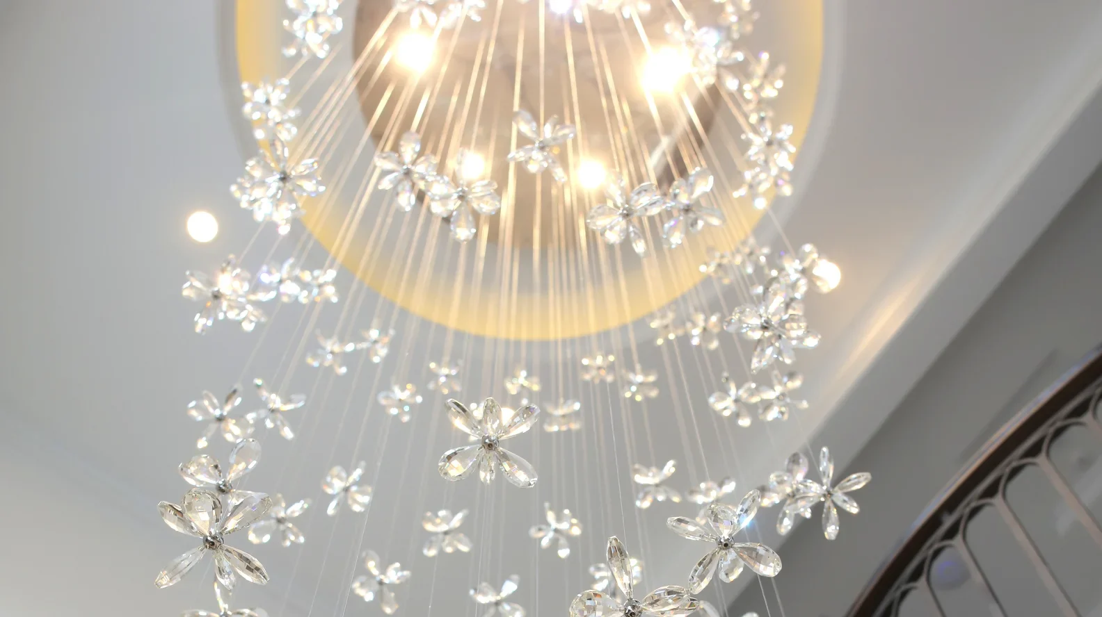 Bộ đèn pha lê Hoa Mai – Tuyệt tác ánh sáng tại sảnh biệt thự thông tầng