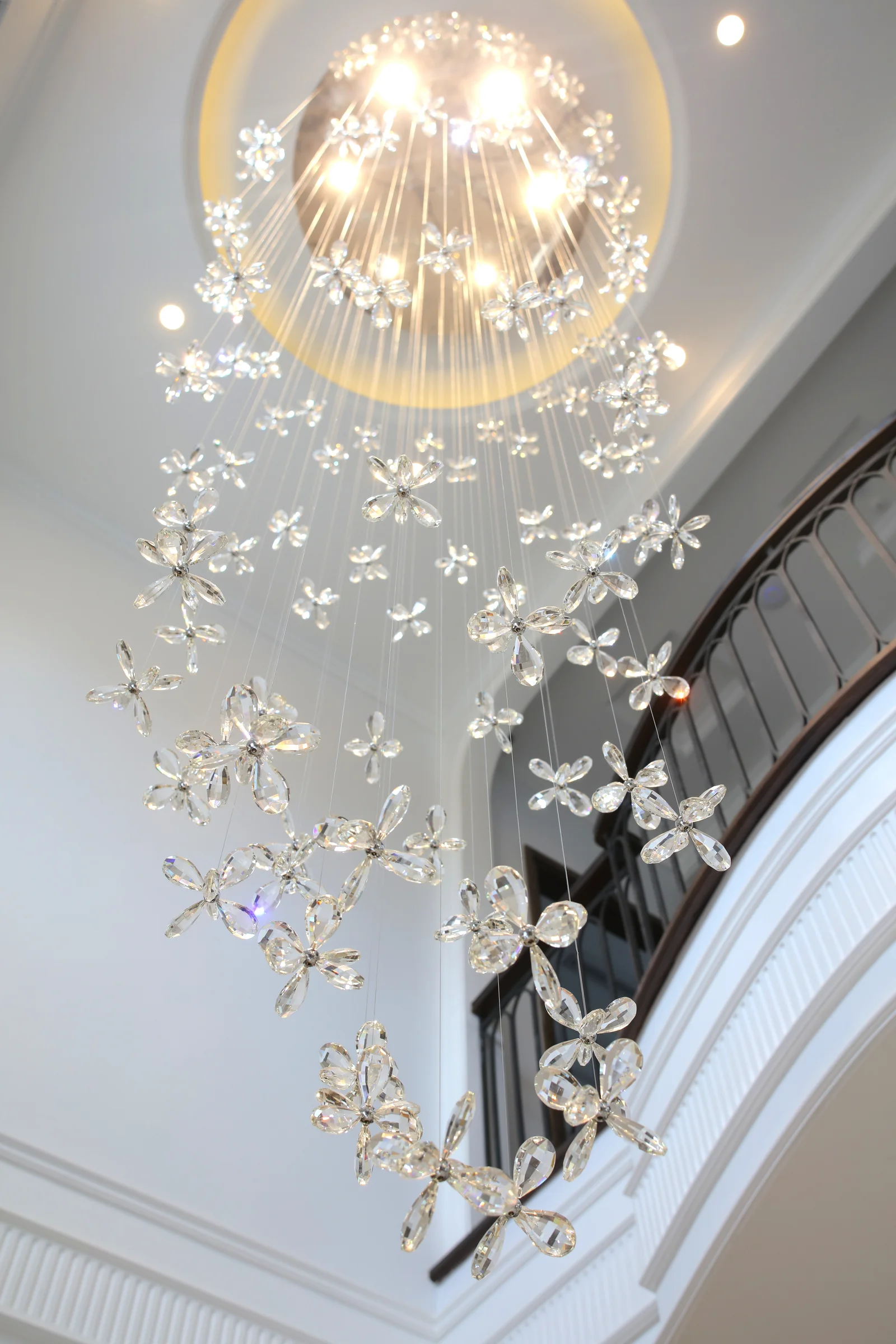 Bộ đèn pha lê Hoa Mai Mialuxy - Tuyệt tác ánh sáng tại sảnh biệt thự thông tầng