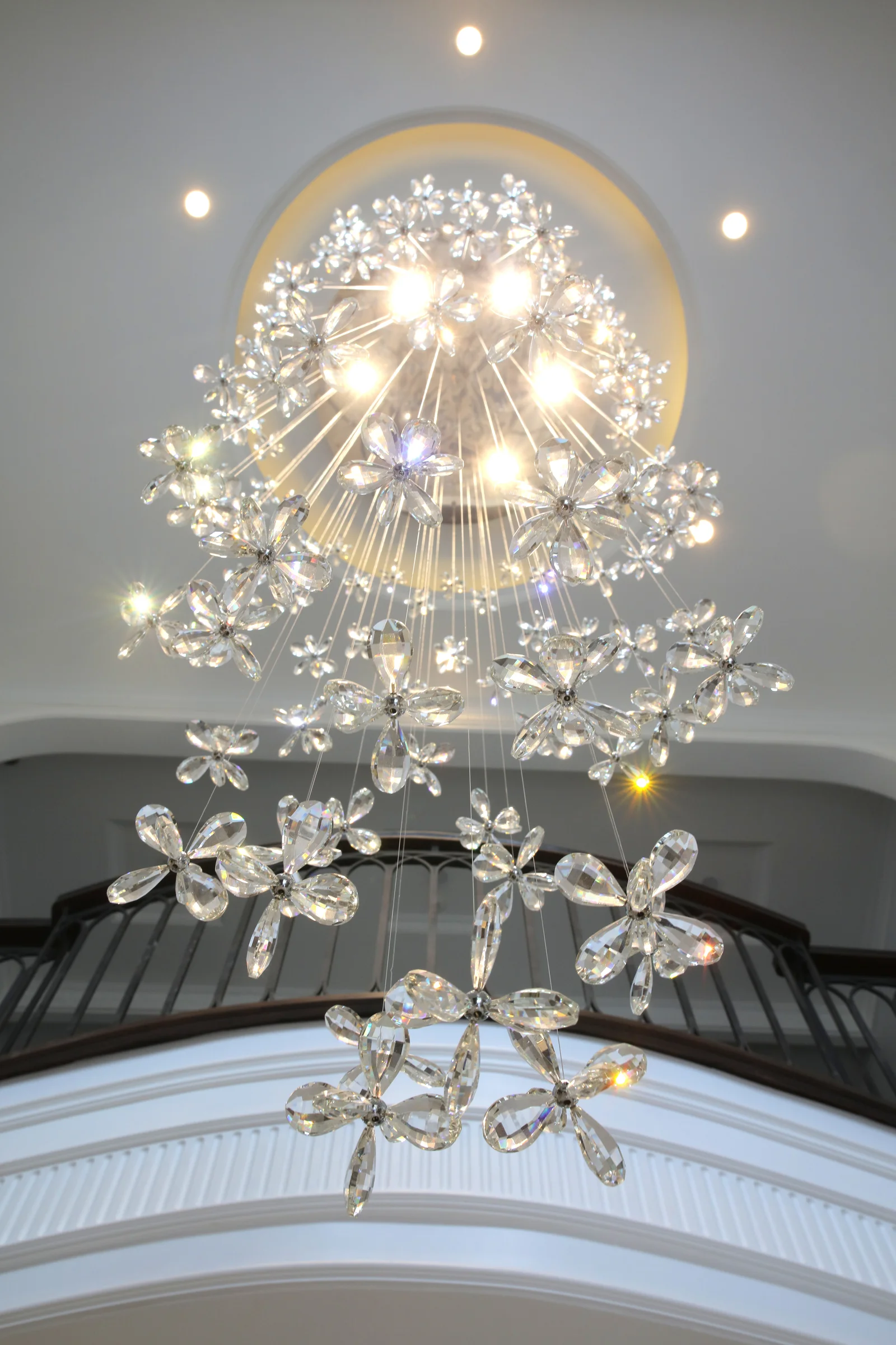 Bộ đèn pha lê Hoa Mai Mialuxy - Tuyệt tác ánh sáng tại sảnh biệt thự thông tầng