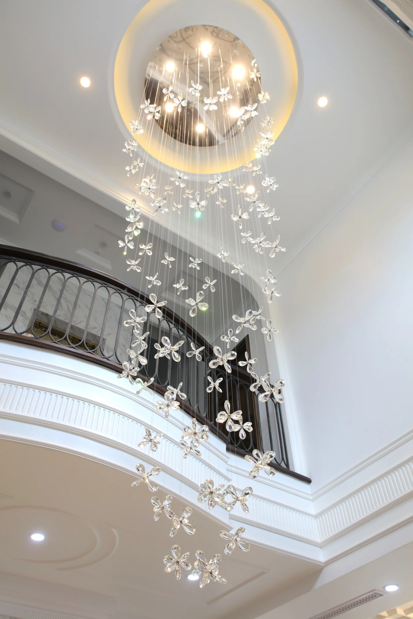 Bộ đèn pha lê Hoa Mai Mialuxy - Tuyệt tác ánh sáng tại sảnh biệt thự thông tầng