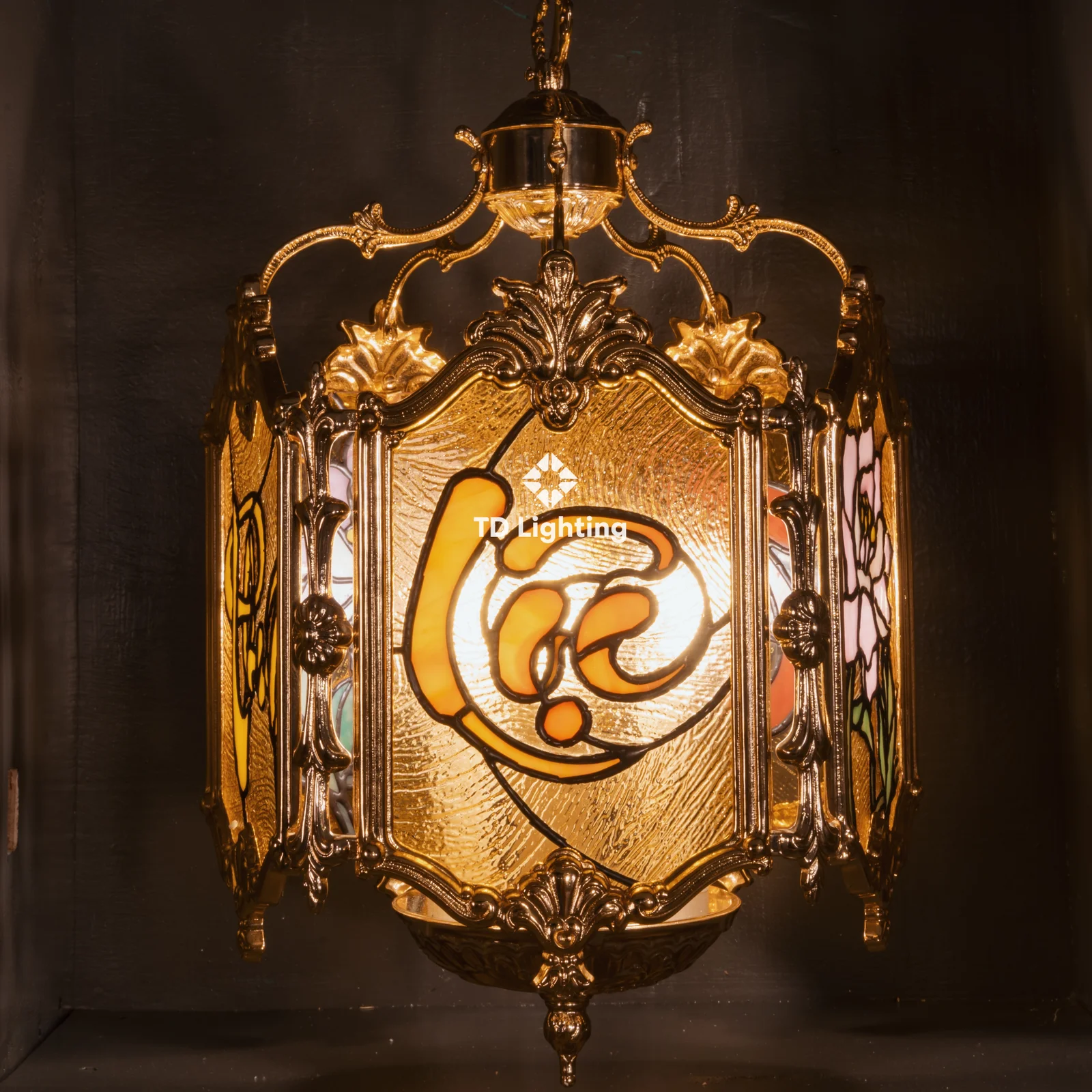 Ánh Sáng Truyền Thống – Sợi Dây Kết Nối Giữa Quá Khứ, Hiện Tại và Tương Lai