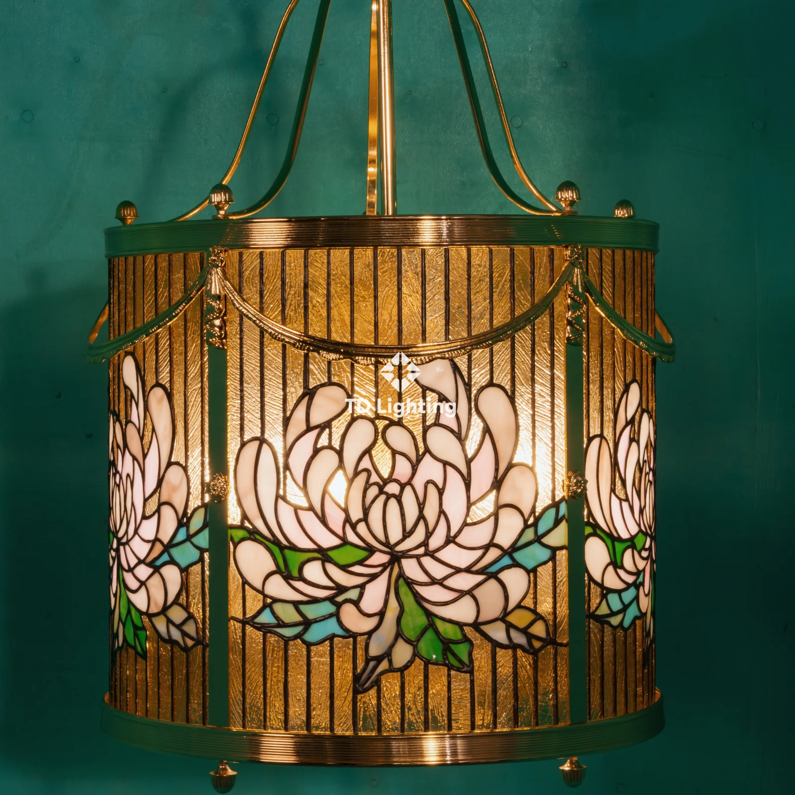 Ánh Sáng Truyền Thống – Sợi Dây Kết Nối Giữa Quá Khứ, Hiện Tại và Tương Lai