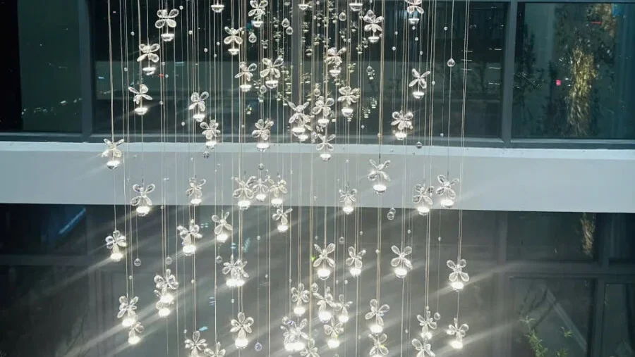 Bộ đèn thiết kế Hoa Mai khoe sắc trong nắng sớm tại biệt thự Hà Nam