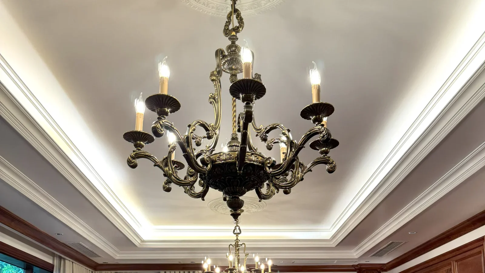 Sự Giao Thoa Tinh Tế Của Đèn Trang Trí Mang Văn hóa Á – Âu tại Biệt thự Tây Hồ