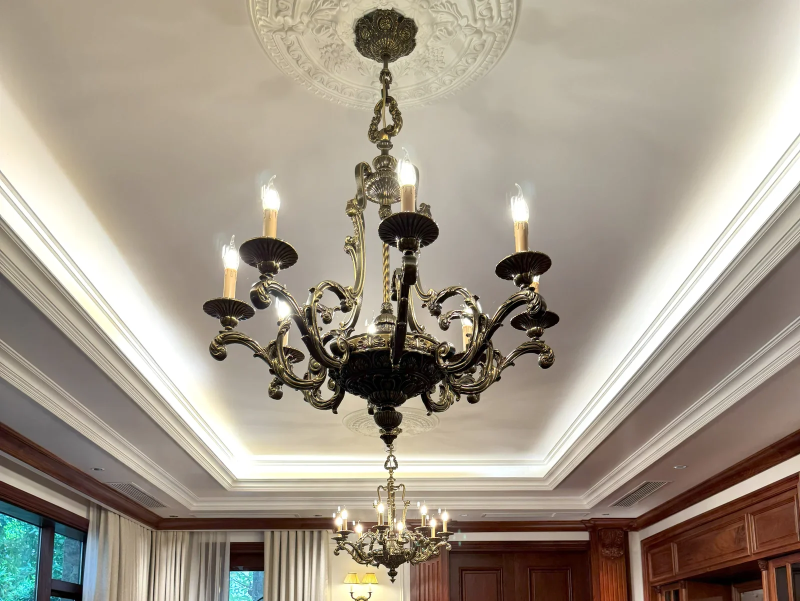 Sự Giao Thoa Tinh Tế Của Đèn Trang Trí Mang Văn hóa Á - Âu tại Biệt thự Tây Hồ