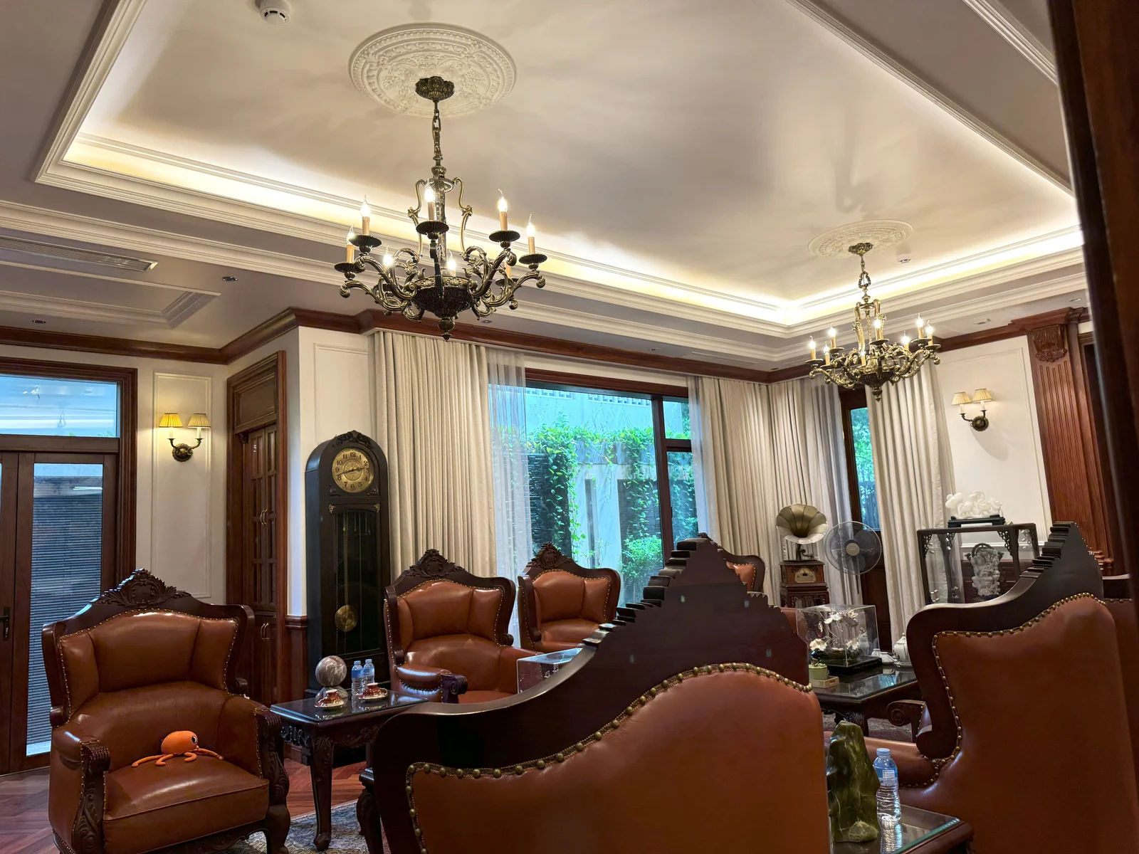 Sự Giao Thoa Tinh Tế Của Đèn Trang Trí Mang Văn hóa Á - Âu tại Biệt thự Tây Hồ