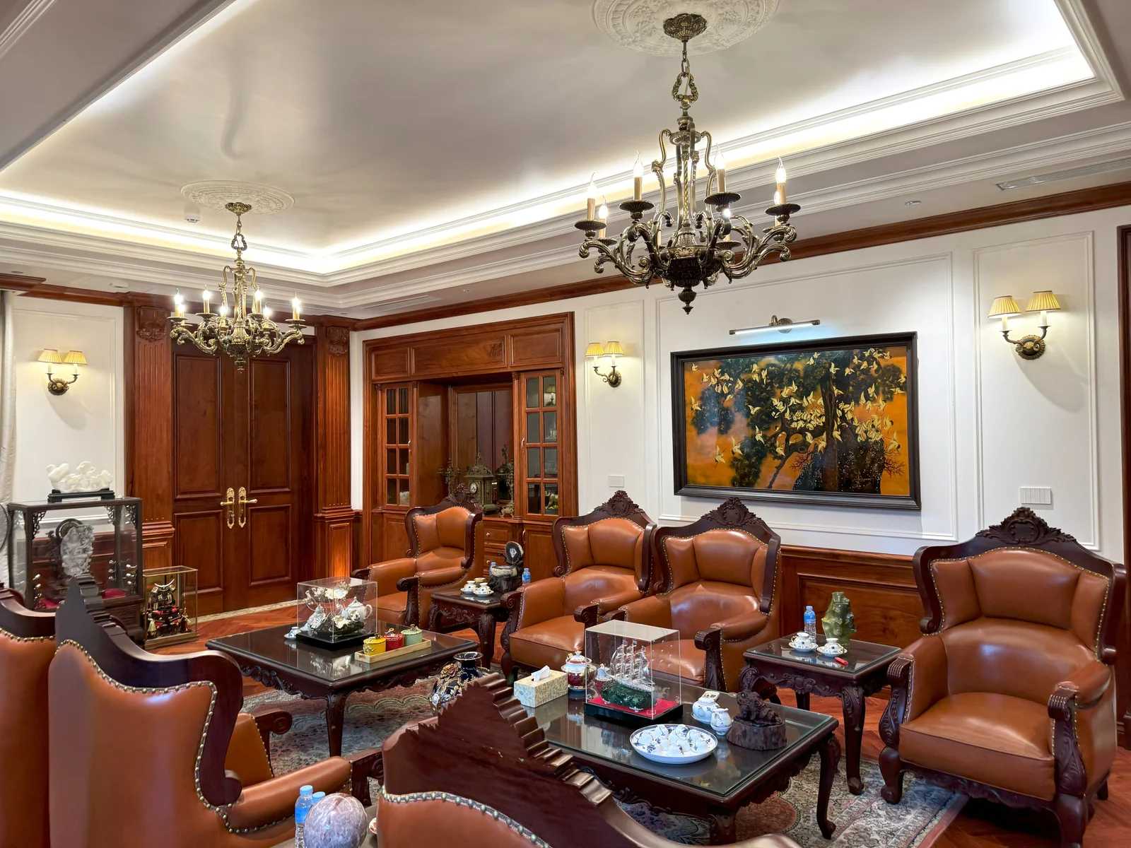 Sự Giao Thoa Tinh Tế Của Đèn Trang Trí Mang Văn hóa Á - Âu tại Biệt thự Tây Hồ