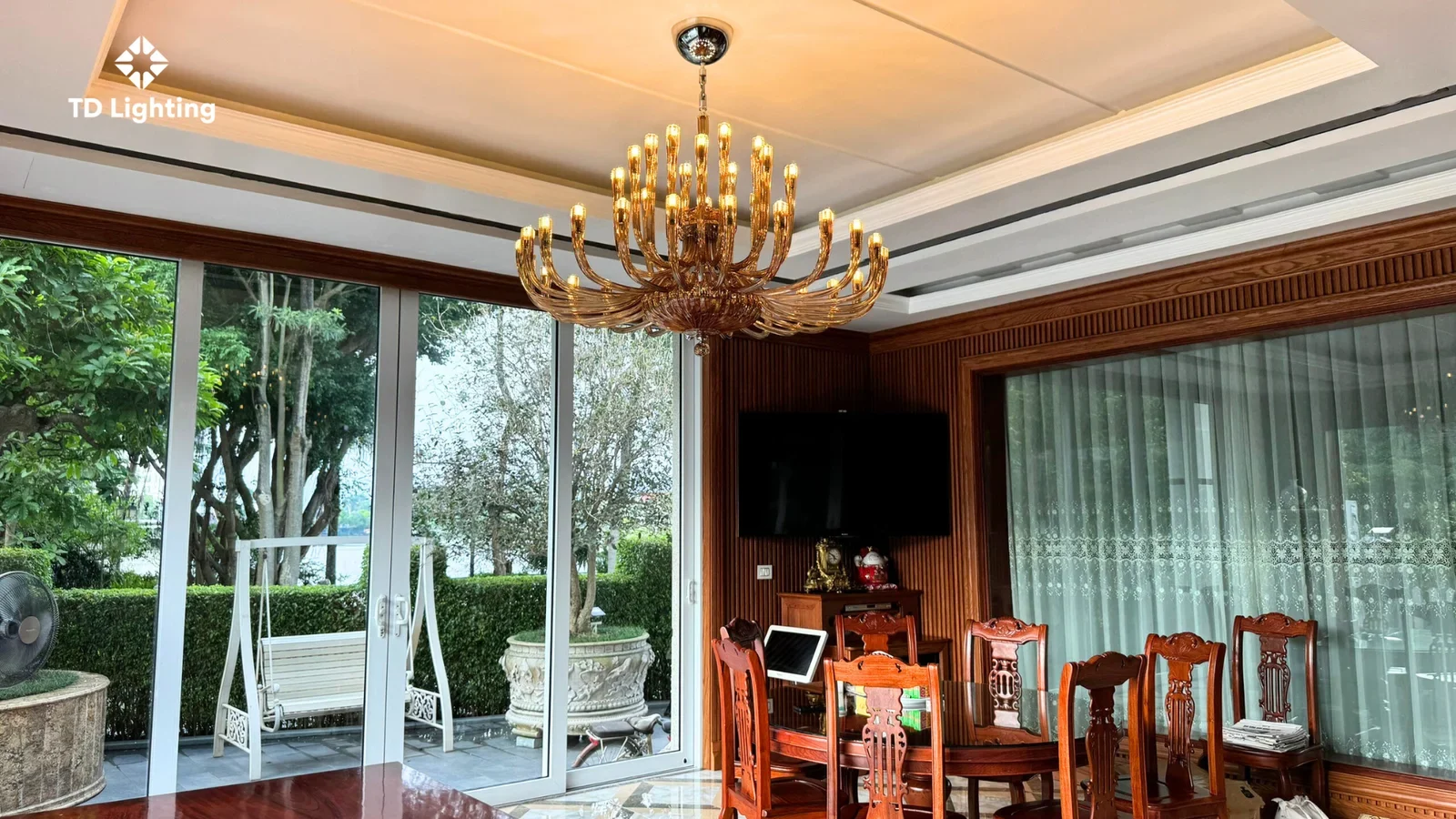 Đèn chùm pha lê – điểm nhấn hoàn thiện vẻ đẹp Tân cổ điển