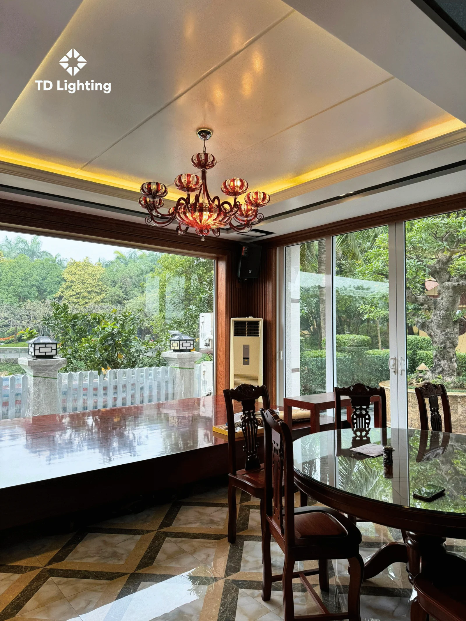 Đèn chùm pha lê - điểm nhấn hoàn thiện vẻ đẹp Tân cổ điển 4 Đèn chùm pha lê - điểm nhấn hoàn thiện vẻ đẹp Tân cổ điển