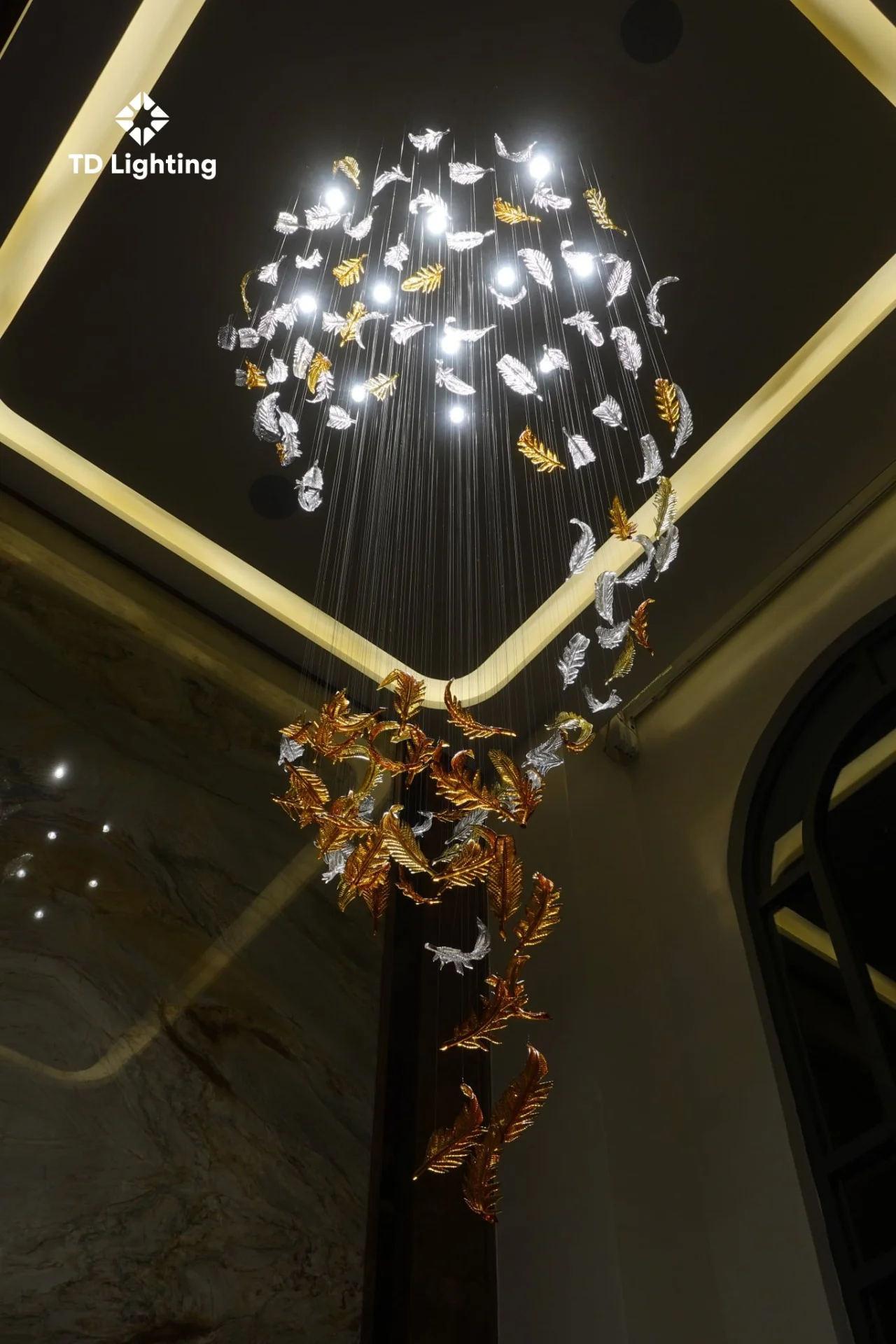 Bộ đèn lông vũ pha lê thông tầng tại biệt thự Hải Phòng 5 Đèn thông tầng pha lê tại biệt thự Hải Phòng