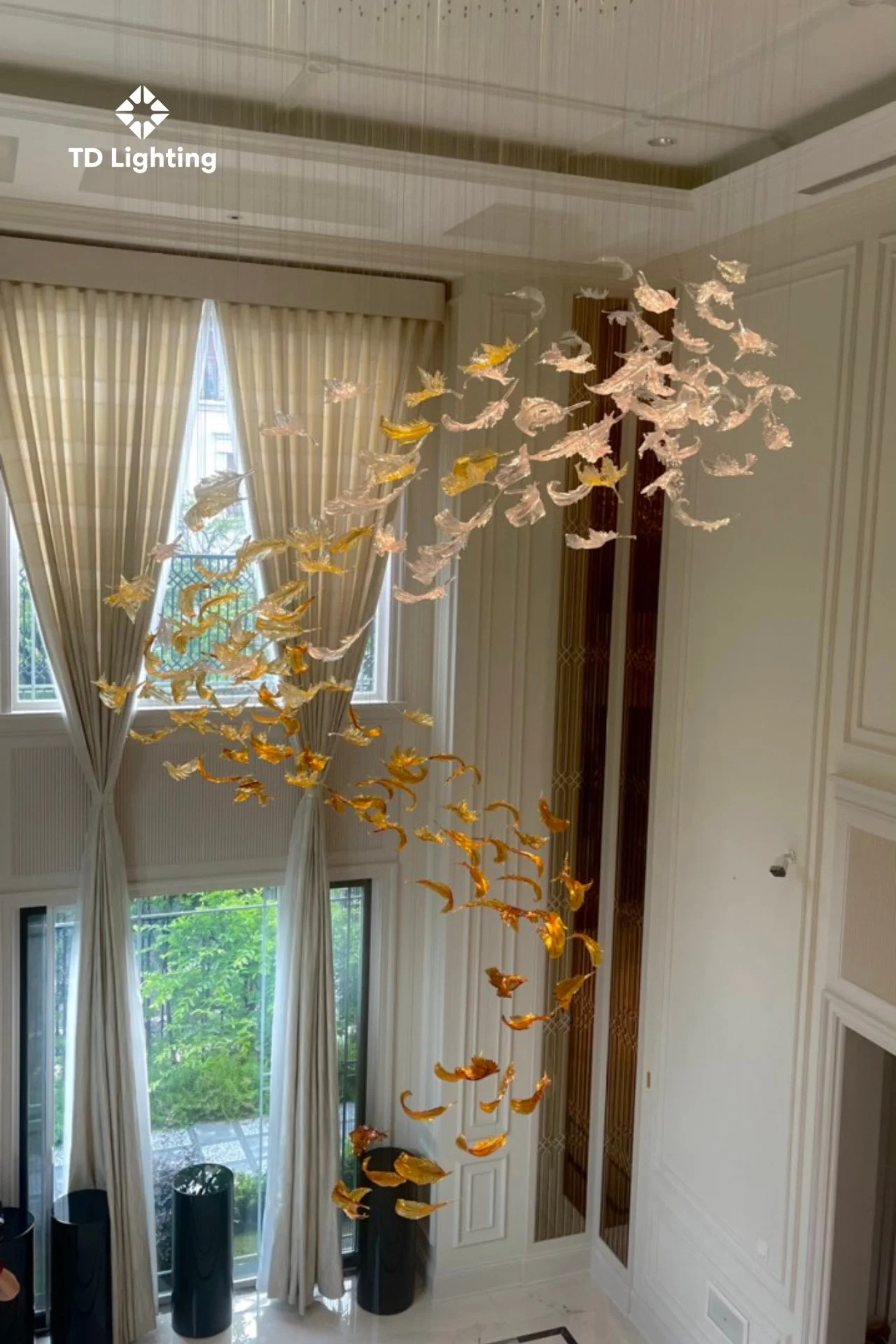 Bộ đèn lông vũ pha lê thông tầng tại biệt thự Hải Phòng 4 Đèn thông tầng pha lê tại biệt thự Hải Phòng