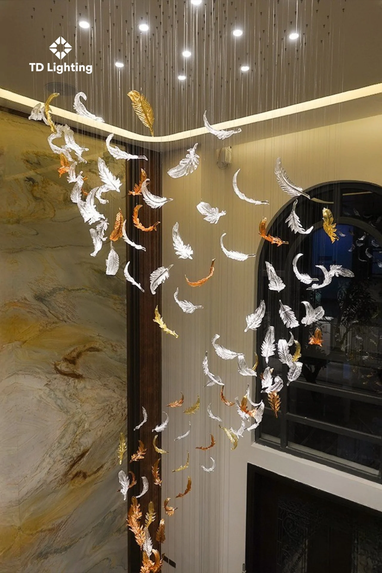 Bộ đèn lông vũ pha lê thông tầng tại biệt thự Hải Phòng 3 Đèn thông tầng pha lê tại biệt thự Hải Phòng