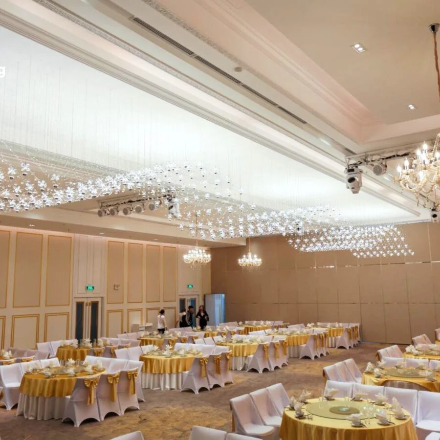 Hàng trăm cánh hoa pha lê Ai Cập tại Sảnh tiệc Hà Nội