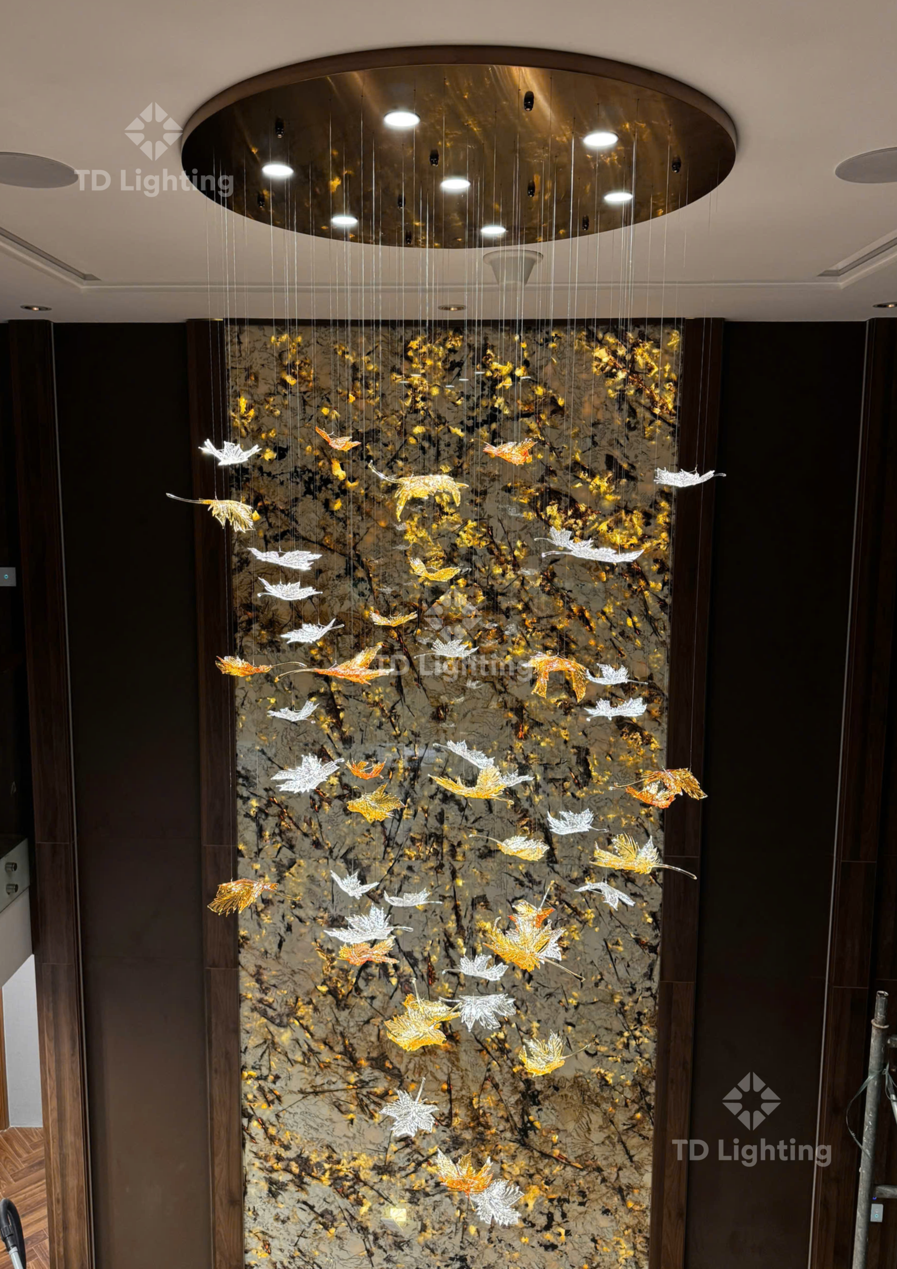 Đèn thả thông tầng lá phong – Vũ điệu ánh sáng giữa không gian sang trọng 4 8 scaled