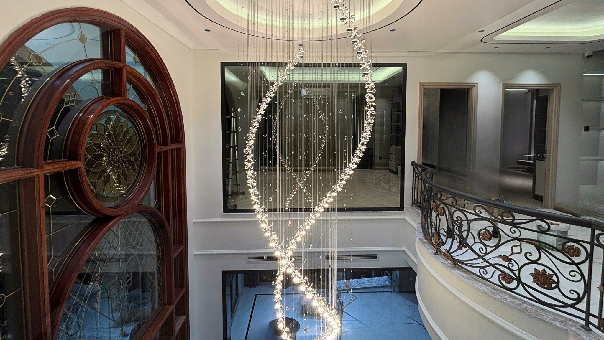 Đèn thả thiết kế phòng khách Hoa Mai – Dòng chảy mùa xuân trong không gian thông tầng