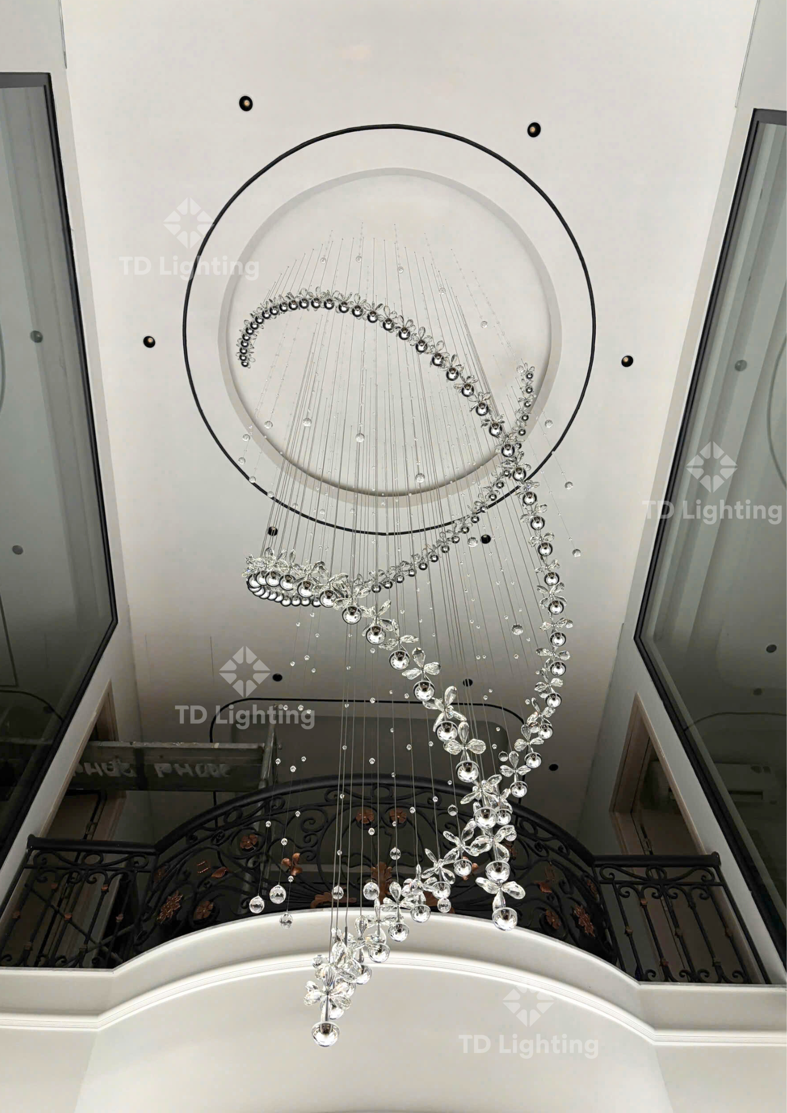 Đèn thả thiết kế phòng khách Hoa Mai – Dòng chảy mùa xuân trong không gian thông tầng 3 Đèn thả thiết kế phòng khách Hoa Mai – Dòng chảy mùa xuân trong không gian thông tầng