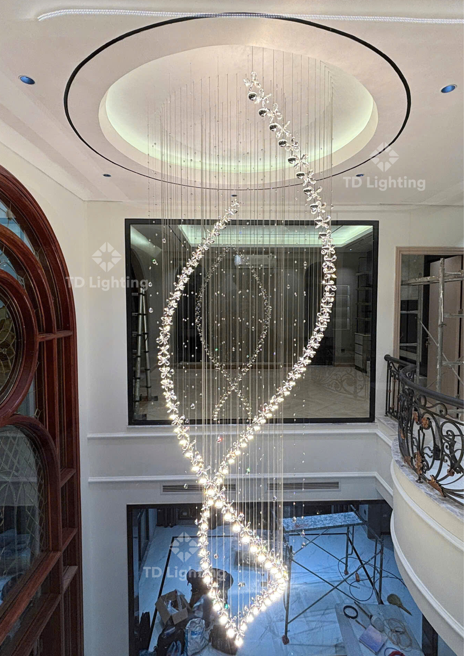 Đèn thả thiết kế phòng khách Hoa Mai – Dòng chảy mùa xuân trong không gian thông tầng 5 Đèn thả thiết kế phòng khách Hoa Mai – Dòng chảy mùa xuân trong không gian thông tầng