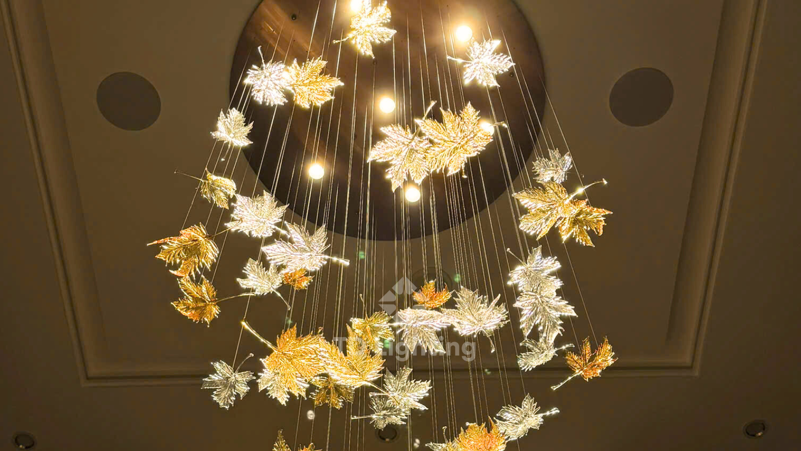 Đèn thả thông tầng lá phong – Vũ điệu ánh sáng giữa không gian sang trọng