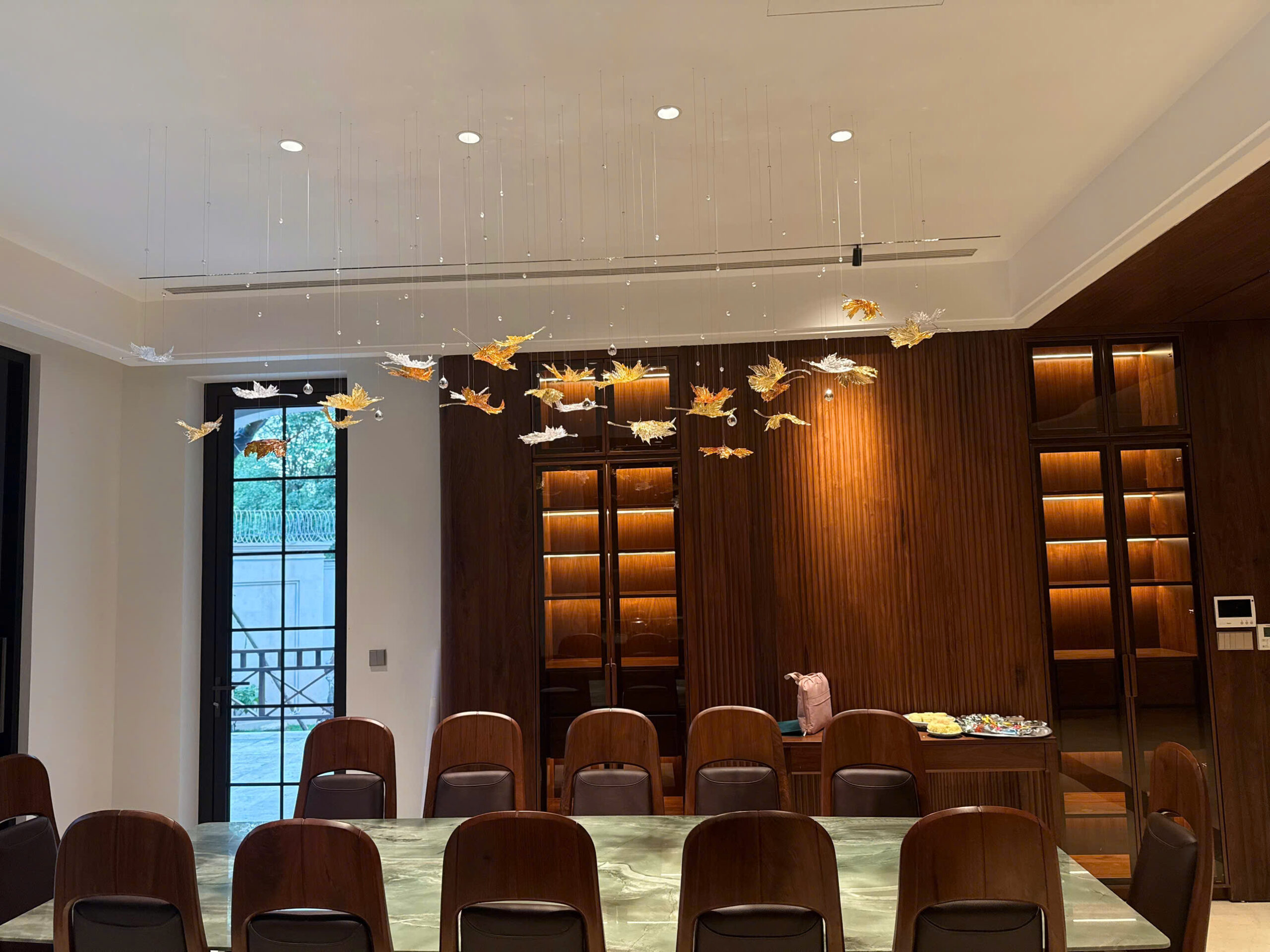 Đèn thả trang trí phòng bếp Lá Phong – Mang hơi thở mùa thu vào không gian hiện đại 4 Đèn thả trang trí phòng bếp Lá Phong – Mang hơi thở mùa thu vào không gian hiện đại