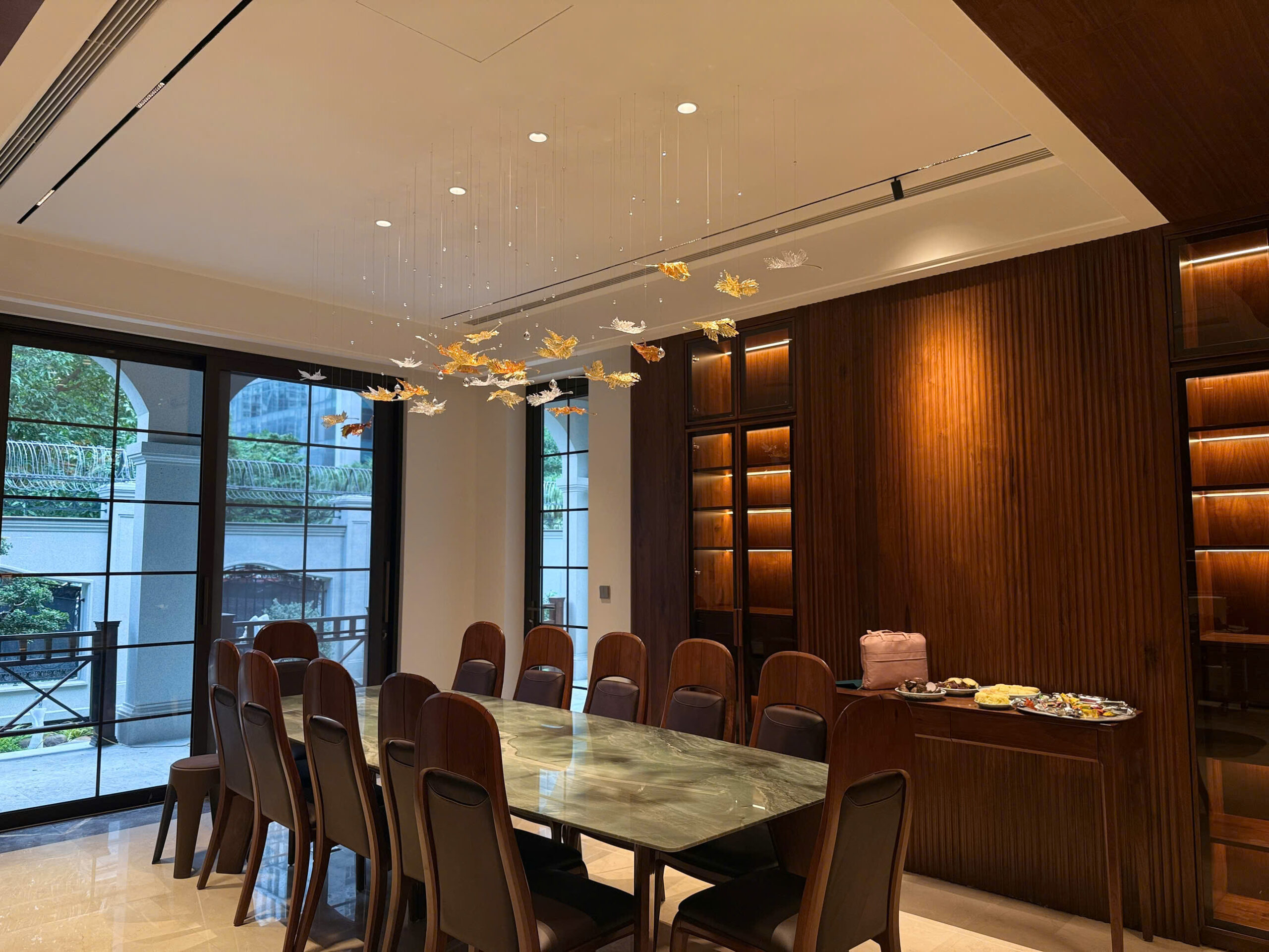 Đèn thả trang trí phòng bếp Lá Phong – Mang hơi thở mùa thu vào không gian hiện đại 6 Đèn thả trang trí phòng bếp Lá Phong – Mang hơi thở mùa thu vào không gian hiện đại