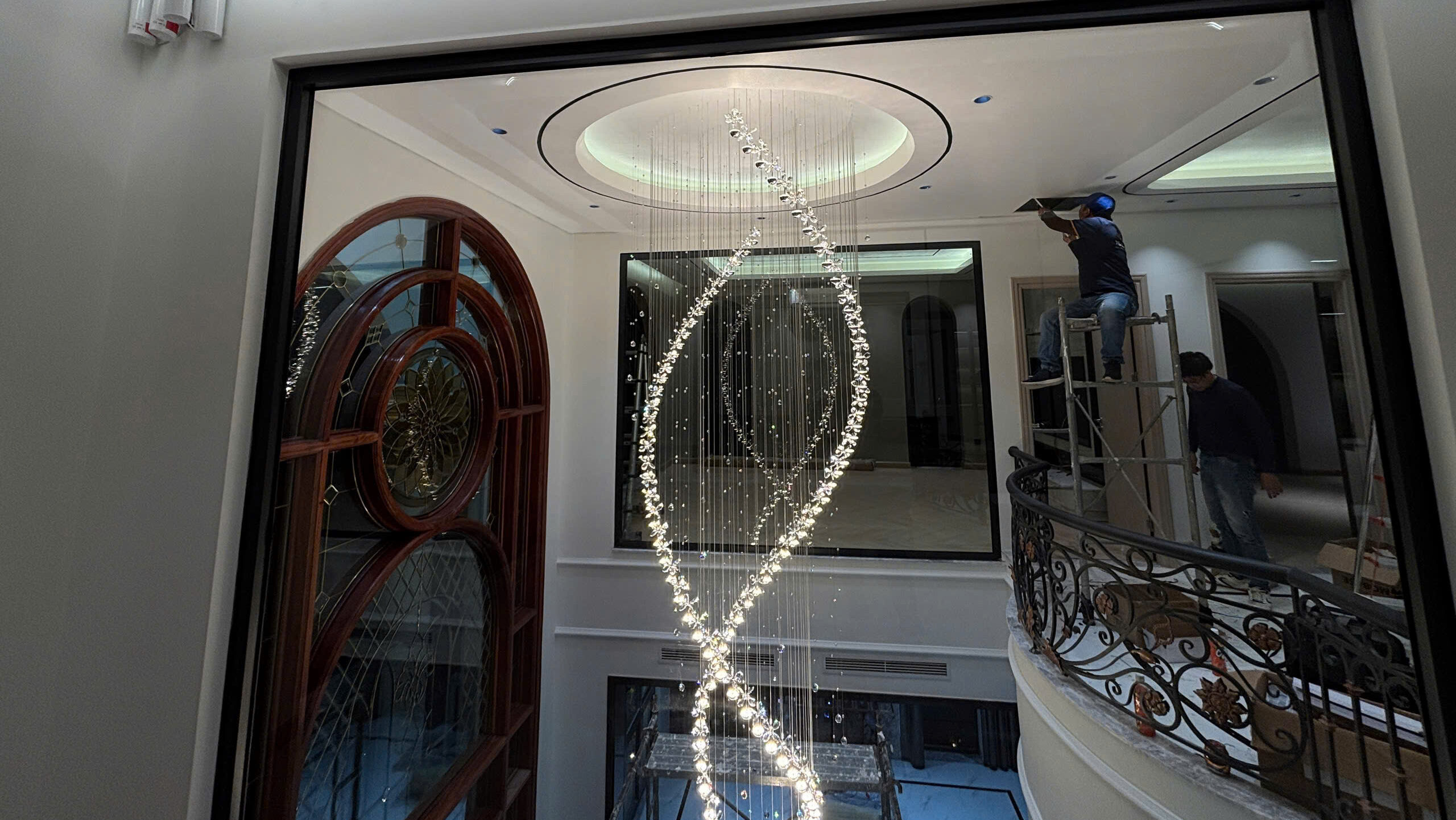 Đèn thả thiết kế phòng khách Hoa Mai – Dòng chảy mùa xuân trong không gian thông tầng