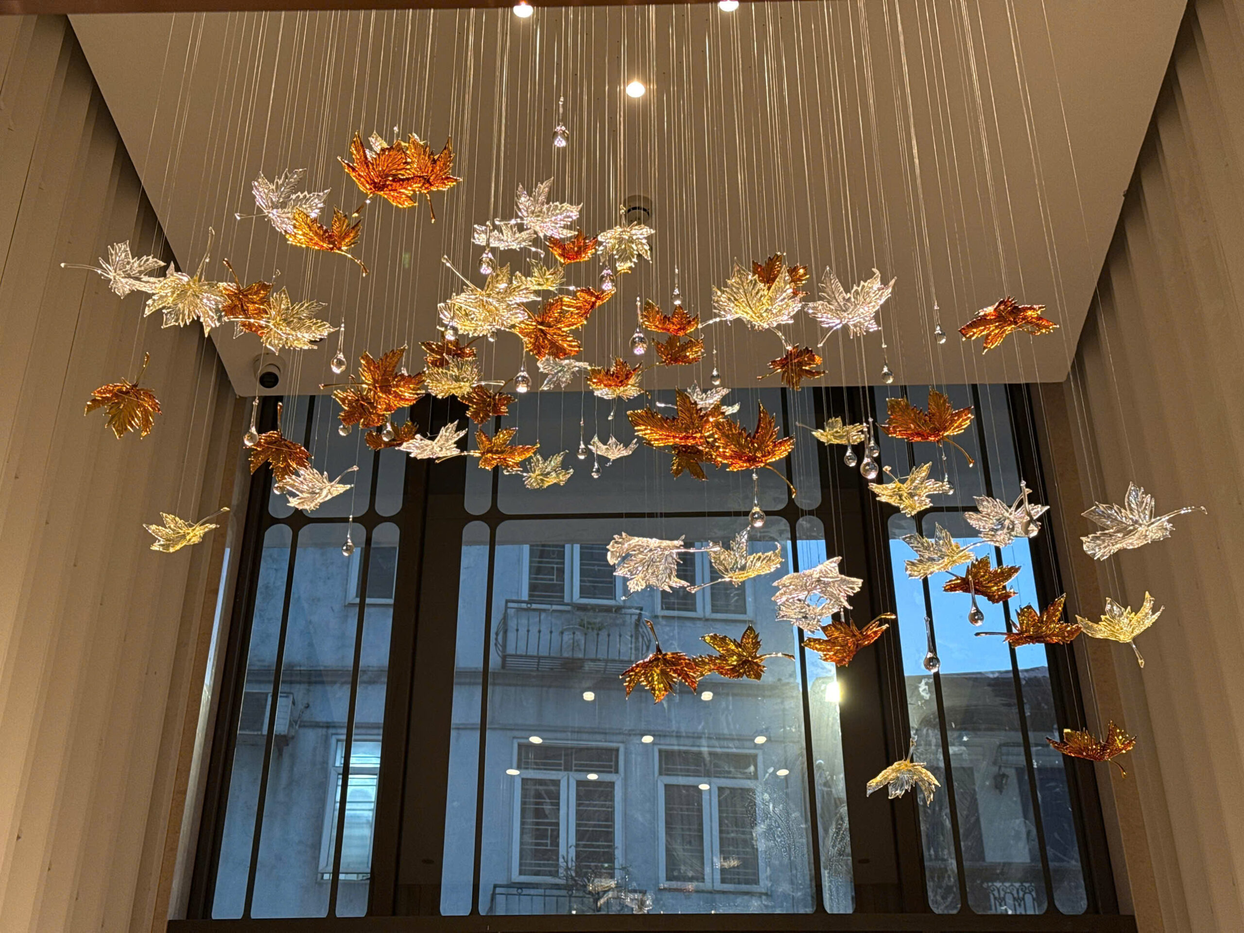 Mang Sắc Thu Lãng Mạn Vào Không Gian Với Đèn Thiết Kế Lá Phong