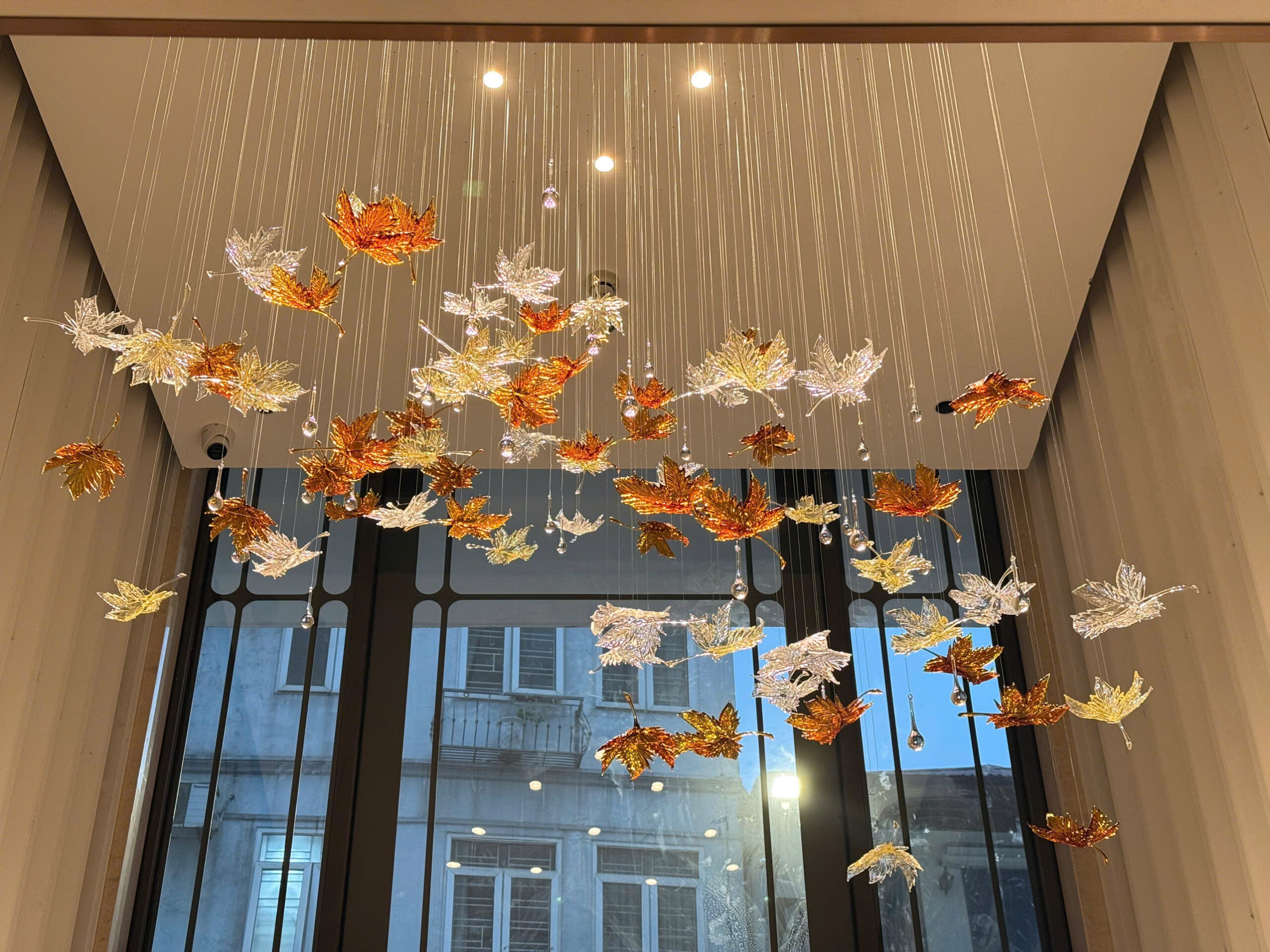 Mang Sắc Thu Lãng Mạn Vào Không Gian Với Đèn Thiết Kế Lá Phong