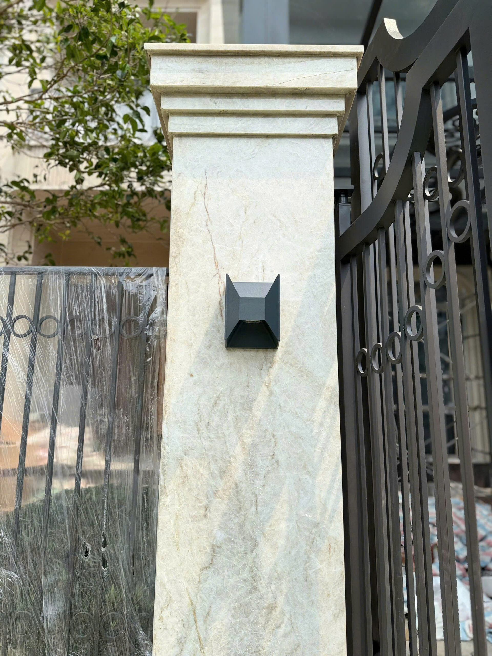 Đèn Ngoài Trời Elstead - Giải Pháp Trang Trí Ánh Sáng Cho Sân Vườn, Hiên Nhà Và Mặt Tiền Biệt Thự 7 dennn scaled